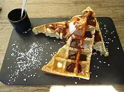 Avec une gaufre.