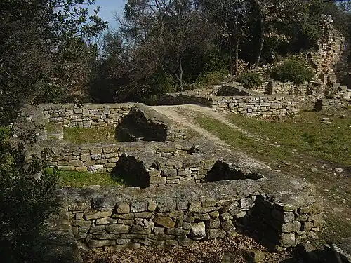 Village médiéval du Xe&nbsp;siècle sur l'oppidum Saint-Vincent.
