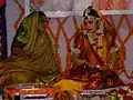 Une mariée parée d'ornements floraux, dont des gajras, pour la cérémonie du Haldi, Mehandi ou Sangeet, lors d'un mariage bengali hindou au Bangladesh.
