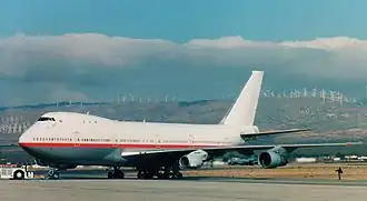 Un CF34-8 monté sur le pylône no&nbsp;2 (intérieur) du Boeing 747-100 de tests de General Electric, à Mojave Airport, en 2002.