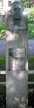 Photographie en couleurs de la stèle en mémoire de Wilhelm Leuschner