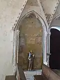 Statuette et trace de peintures anciennes