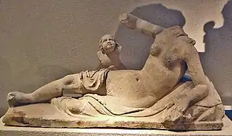 Statue féminine.