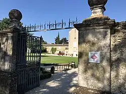 Château de Genas, grille d'entrée.