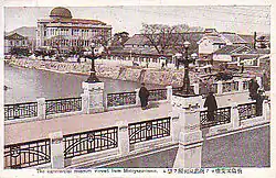 Panorama de la ville japonaise d'Hiroshima dans les années 1910 : vue sur le Palais d’exposition industrielle de la préfecture, connu après les bombardements sous le nom de Dôme de Genbaku.