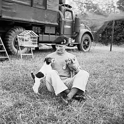 Montgomery joue avec ses chiens