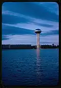 Châteaux d'eau sur le lac.