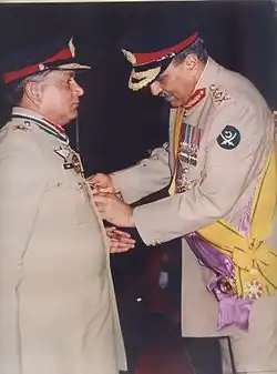 Deux militaires en uniforme
