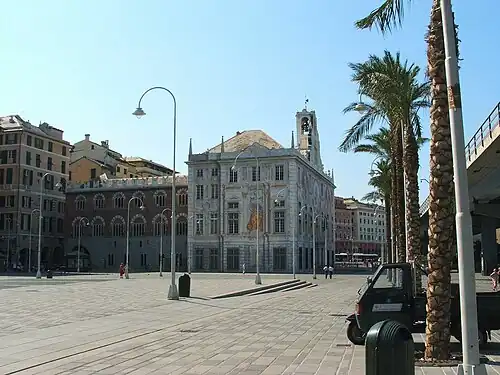 Le côté sud de la place a l'élévation latérale du Palazzo San Giorgio en arrière-plan.