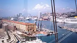Le port vu du Bigo avec, à gauche, les Magazzini del Cotone.
