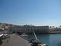 Devant la gare maritime.