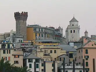 Castello et l'église flanquée de la tour degli Embriaci.