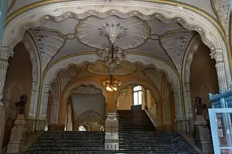 Hall d'entrée. À droite, buste de Lóczy Lajos ; à gauche, buste de Hantken Miksa (de)