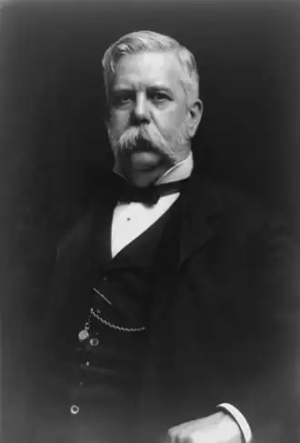 Nikola Tesla (à gauche), inventeur, physicien, et ingénieur en électro-mécanique, a été l'artisan du développement des réseaux en courant alternatif ; George Westinghouse (au centre), ingénieur et homme d'affaires américain, a apporté son soutien financier au développement d'un réseau électrique en courant alternatif fonctionnel. Puis Thomas Edison (à droite), inventeur et homme d'affaires américain, était en faveur du développement d'un réseau électrique en courant continu.