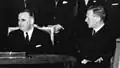Maurice Couve de Murville (à droite), le 22 janvier 1963, avec Georges Pompidou (à gauche). Il lui succédera en 1968 en tant que Premier ministre.