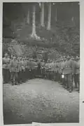 Soldats juifs allemands, dont le médecin militaire Max Scherk, réunis pour un office de Kippour en plein air dans une forêt, lors de la Première Guerre mondiale