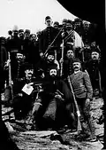 L'évêque de Kastoriá Germanos Karavangelis&nbsp;(el), entouré d'officiers et de soldats turcs.