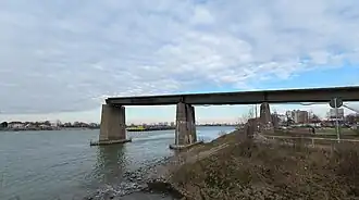 Les restes du pont en 2013, détruit en 1945.