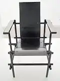 Une chaise à accoudoir en 1924.