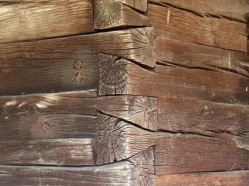 Bois empilé en queue d'aronde