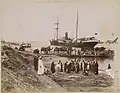 Bac des chameaux et navires en transit à El Qantara sur le canal de Suez.