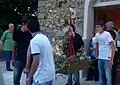 Les hommes portent la statue de Saint Jean à la sortie de la chapelle