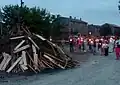 Les fidèles attendent auprès du bûcher