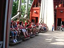 Giant Barn Swing à Silver Dollar City