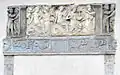 Morceaux de pierres sculptés en bas reliefs assemblés.