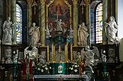 Autel principal dans l'église