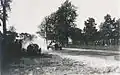 La Stutz d'Andersen dépassant la Fiat accidentée de Teddy Tetzlaff, lors de la Coupe Vanderbilt de 1912;