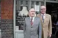 Gilbert et Georgeduo de photographes plasticiens britanniques.