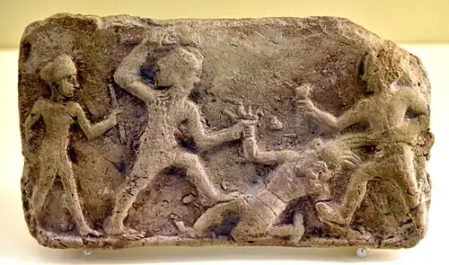 Plaque en terre cuite montrant Gilgamesh et Enkidu terrassant Humbaba. XIXe&nbsp;– XVIIIe&nbsp;siècle av. J.-C. Pergamon Museum.