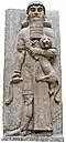 Statue de Gilgamesh, roi légendaire sumérien serrant un lion contre sa poitrine.