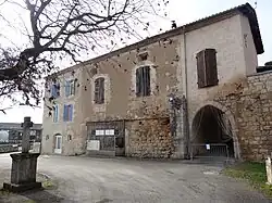 La tour-porte.