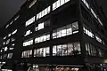 Vue vers l'est sur la High Line à l'arrière d'un bâtiment Armani la nuit.