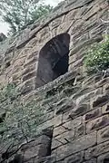 Mur du château de Guirbaden orné de bossages défensifs.