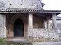 Le portail de l'église Notre-Dame et son porche (janv.&nbsp;2010).