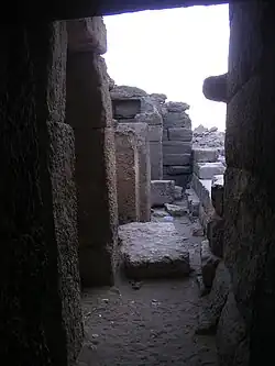 Salle ou magasins intérieurs du temple funéraire.