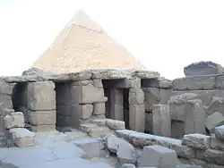 Vue sur les salles jouxtant la chapelle du culte de Mykérinos à l'ouest de son temple funéraire.
