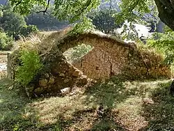Ancienne glacière dans les gorges de Majastre (Camp de Canjuers).