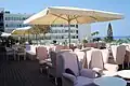 Un café surplombant la plage