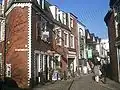 La rue d'Ashton Lane, rue pavée très célèbre de Glasgow.