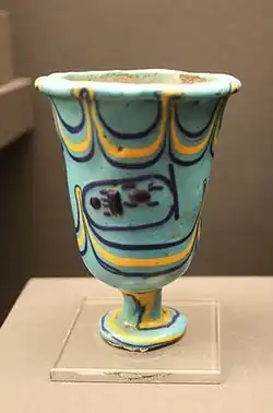 Calice en verre de Thoutmôsis III, le plus ancien récipient en verre (datation probable 1450 av. J.-C.)