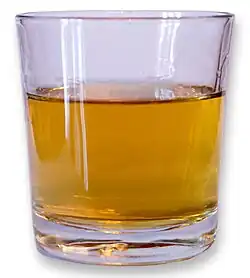 Photographie en gros plan d'un verre contenant du whisky.