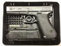 Le Glock 17 « première génération » de 1983, présentée avec ses accessoires dans sa boîte en plastique d'origine.