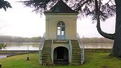 Photographie présentant la gloriette du château avec son escalier à double évolution.