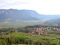 Le village de Goče avec le mont de Nanos en arrière-plan