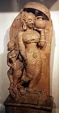 Terre cuite de la déesse fluviale Ganges et des accompagnateurs ; 1,47&nbsp;mètre, provenant d'Ahicchatra, aujourd'hui Musée national de New Delhi