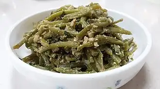 Goguma-julgi-bokkeum (Corée, tiges de patates douces sautées).